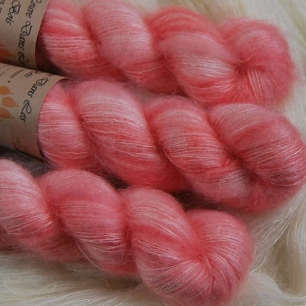 une-louve-dans-les-bois-2-laine-artisanal-teinte-main-superkid-mohair-coral-bay