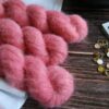 une-louve-dans-les-bois-2-laine-artisanal-teinte-main-suri-alpaga-coeur-de-cerise une-louve-dans-les-bois-2-laine-artisanal-teinte-main-suri-alpaga-coeur-de-cerise