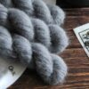 une-louve-dans-les-bois-2-laine-artisanal-teinte-main-suri-alpaga-graphite une-louve-dans-les-bois-2-laine-artisanal-teinte-main-suri-alpaga-graphite