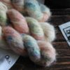 une-louve-dans-les-bois-2-laine-artisanal-teinte-main-suri-alpaga-passiflore une-louve-dans-les-bois-2-laine-artisanal-teinte-main-suri-alpaga-passiflore
