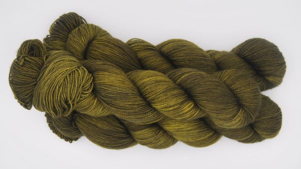 une-louve-dans-les-bois-2-laine-artisanal-teinte-main-twist-sock-foret-noire