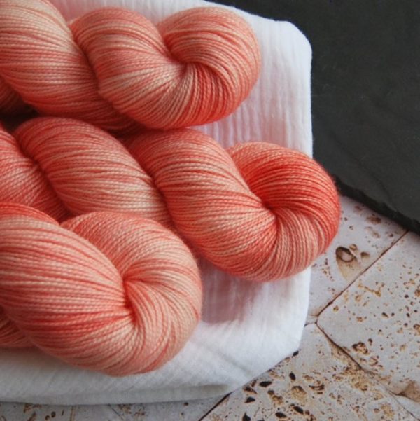 une-louve-dans-les-bois-2-laine-artisanal-teinte-main-twist-sock-merino-coral-bay