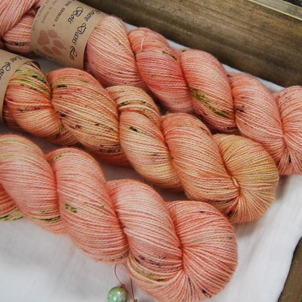 une-louve-dans-les-bois-2-laine-artisanal-teinte-main-twist-sock-merino-dragonnier-de-socotra