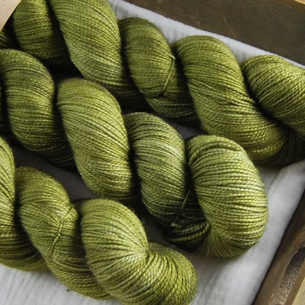 une-louve-dans-les-bois-2-laine-artisanal-teinte-main-twist-sock-merino-en-terres-d-irlande