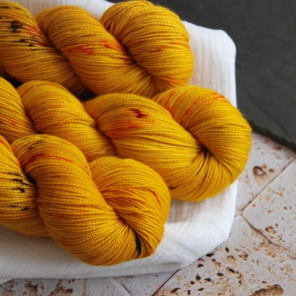 une-louve-dans-les-bois-2-laine-artisanal-teinte-main-twist-sock-merino-les-tournesols