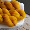 une-louve-dans-les-bois-2-laine-artisanal-teinte-main-twist-sock-merino-les-tournesols une-louve-dans-les-bois-2-laine-artisanal-teinte-main-twist-sock-merino-les-tournesols