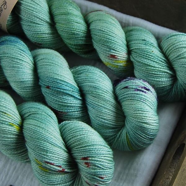 une-louve-dans-les-bois-2-laine-artisanal-teinte-main-twist-sock-merino-sirenes