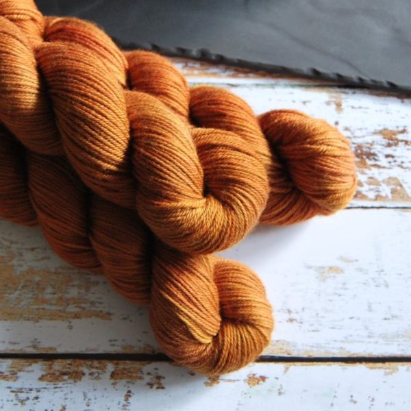 une-louve-dans-les-bois-2-merino-artisanal-teinte-main-DK-cassonade