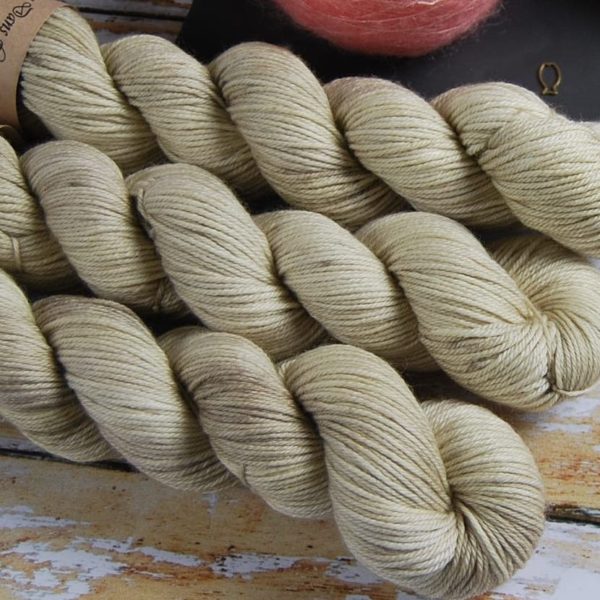 une-louve-dans-les-bois-2-merino-artisanal-teinte-main-DK-latte