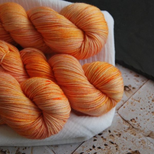 une-louve-dans-les-bois-2-merino-artisanal-teinte-main-DK-marmelade-d-agrumes