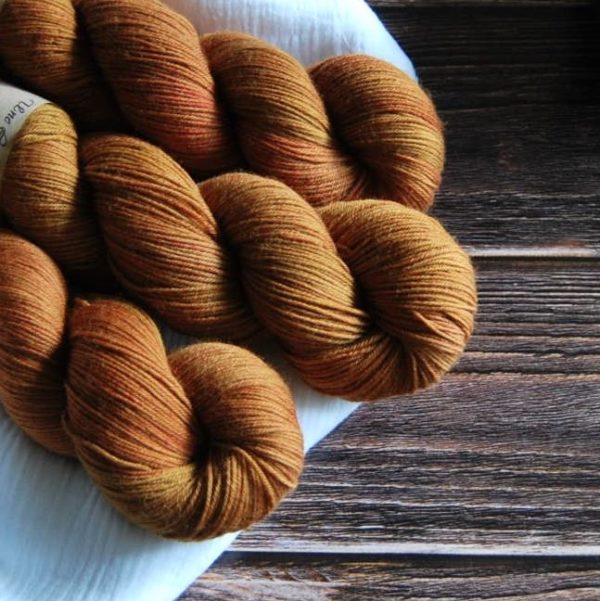 une-louve-dans-les-bois-2-merino-artisanal-teinte-main-fine-cassonade