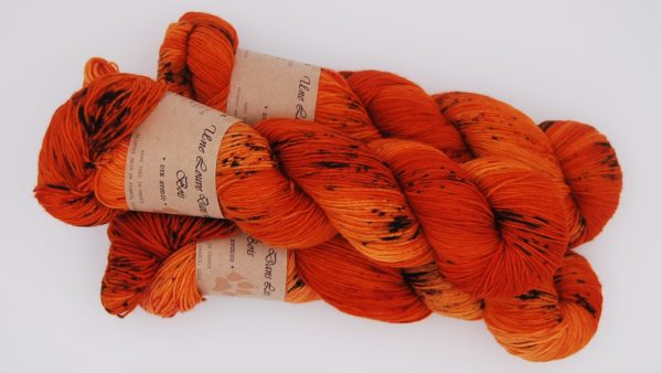 une-louve-dans-les-bois-2-merino-artisanal-teinte-main-fine-sock-au-coin-du-feu