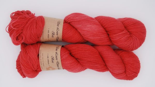 une-louve-dans-les-bois-2-merino-artisanal-teinte-main-fine-sock-coeur-de-cerise