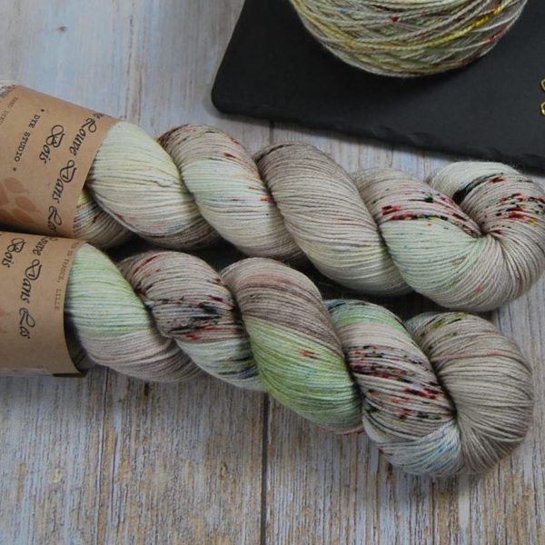 une-louve-dans-les-bois-2-merino-artisanal-teinte-main-fine-sock-ecumes