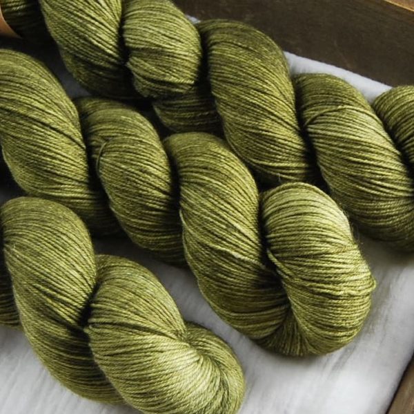 une-louve-dans-les-bois-2-merino-artisanal-teinte-main-fine-sock-en-terres-d-irlande