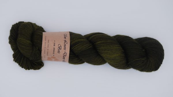 une-louve-dans-les-bois-2-merino-artisanal-teinte-main-fine-sock-foret-noire