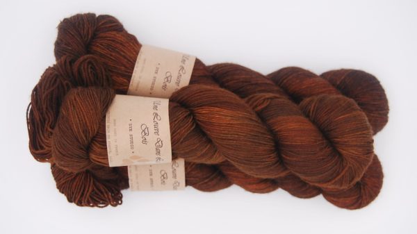 une-louve-dans-les-bois-2-merino-artisanal-teinte-main-fine-sock-l-odeur-du-bois