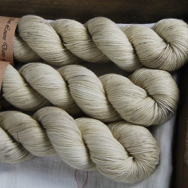 une-louve-dans-les-bois-2-merino-artisanal-teinte-main-fine-sock-latte