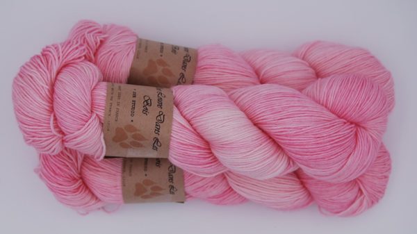 une-louve-dans-les-bois-2-merino-artisanal-teinte-main-fine-sock-little-lady