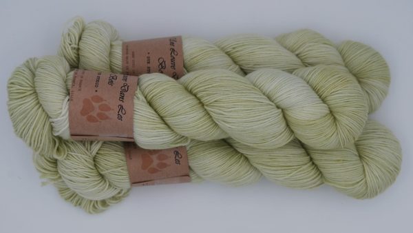 une-louve-dans-les-bois-2-merino-artisanal-teinte-main-fine-sock-minty