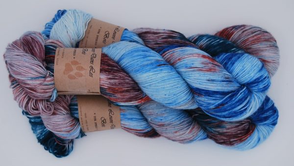 une-louve-dans-les-bois-2-merino-artisanal-teinte-main-fine-sock-nympheas