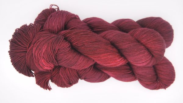 une-louve-dans-les-bois-2-merino-artisanal-teinte-main-fine-sock-petite-griotte