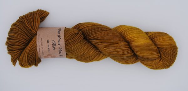 une-louve-dans-les-bois-2-merino-artisanal-teinte-main-fine-sock-ruee-vers-l-or