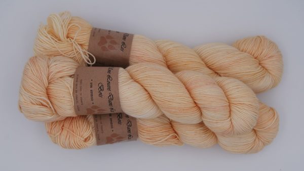 une-louve-dans-les-bois-2-merino-artisanal-teinte-main-fine-sock-soleil-de-minuit