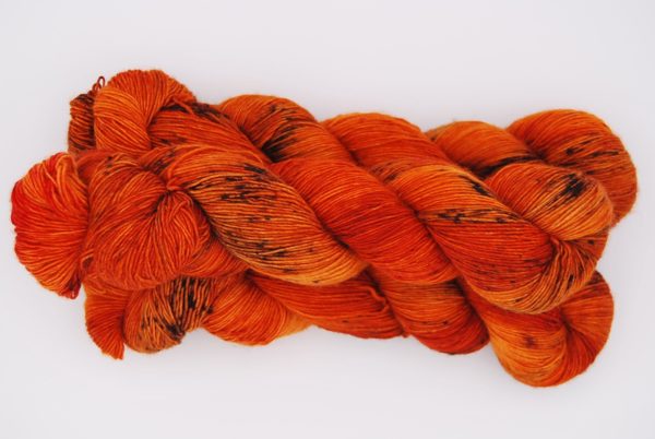 une-louve-dans-les-bois-2-merino-artisanal-teinte-main-single-au-coin-du-feu