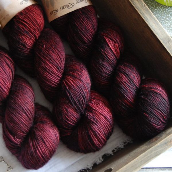 une-louve-dans-les-bois-2-merino-artisanal-teinte-main-single-erable-en-automne