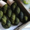 une-louve-dans-les-bois-2-merino-artisanal-teinte-main-single-foret-noire une-louve-dans-les-bois-2-merino-artisanal-teinte-main-single-foret-noire
