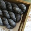 une-louve-dans-les-bois-2-merino-artisanal-teinte-main-single-graphite GRAPHITE