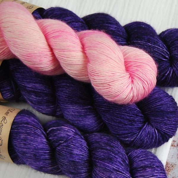 une-louve-dans-les-bois-2-merino-artisanal-teinte-main-single-jolies-fleurs-V-1001-nuits