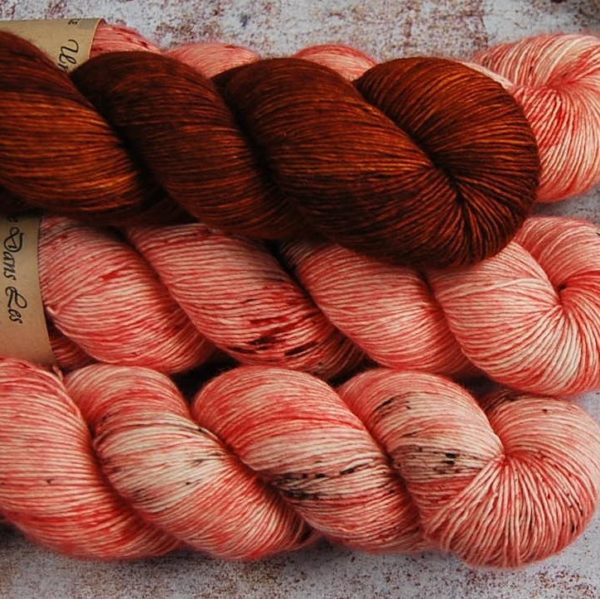 une-louve-dans-les-bois-2-merino-artisanal-teinte-main-single-jolies-fleurs-V-caliente