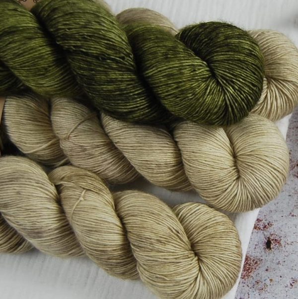 une-louve-dans-les-bois-2-merino-artisanal-teinte-main-single-jolies-fleurs-V-en-terres-d-irlande