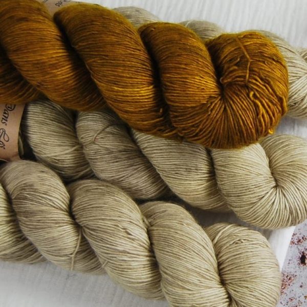 une-louve-dans-les-bois-2-merino-artisanal-teinte-main-single-jolies-fleurs-V-latte