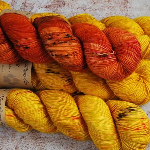 une-louve-dans-les-bois-2-merino-artisanal-teinte-main-single-jolies-fleurs-V-les-tournesols