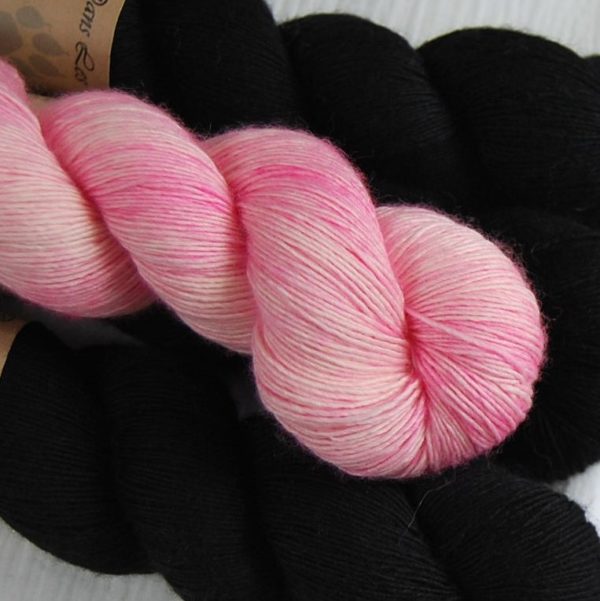 une-louve-dans-les-bois-2-merino-artisanal-teinte-main-single-jolies-fleurs-V-little-lady