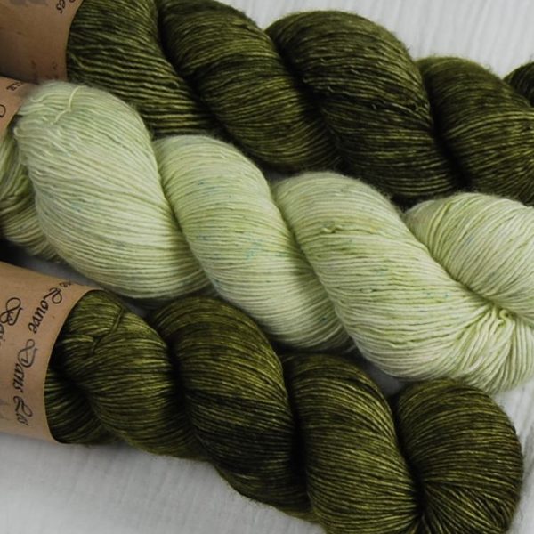 une-louve-dans-les-bois-2-merino-artisanal-teinte-main-single-jolies-fleurs-V-minty