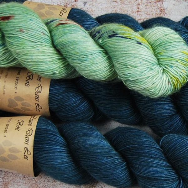 une-louve-dans-les-bois-2-merino-artisanal-teinte-main-single-jolies-fleurs-V-sirènes