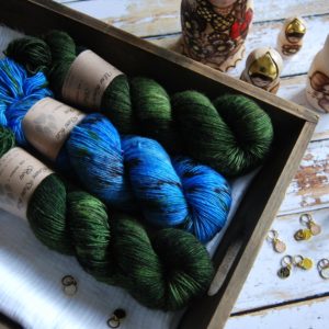 une-louve-dans-les-bois-2-merino-artisanal-teinte-main-single-jolies-fleurs-broceliande-cénotes