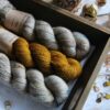 une-louve-dans-les-bois-2-merino-artisanal-teinte-main-single-jolies-fleurs-en-amoureux-sur-la-plage-ruee-vers-l-or une-louve-dans-les-bois-2-merino-artisanal-teinte-main-single-jolies-fleurs-en-amoureux-sur-la-plage-ruee-vers-l-or