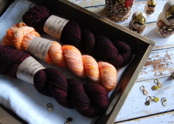 une-louve-dans-les-bois-2-merino-artisanal-teinte-main-single-jolies-fleurs-erables-en-automne-marmelade-d-agrumes