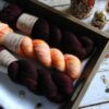 une-louve-dans-les-bois-2-merino-artisanal-teinte-main-single-jolies-fleurs-erables-en-automne-marmelade-d-agrumes une-louve-dans-les-bois-2-merino-artisanal-teinte-main-single-jolies-fleurs-erables-en-automne-marmelade-d-agrumes