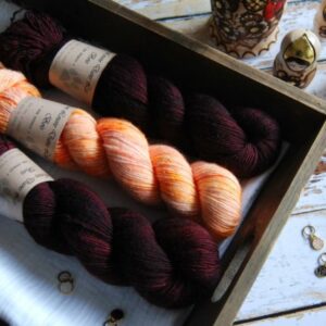 une-louve-dans-les-bois-2-merino-artisanal-teinte-main-single-jolies-fleurs-erables-en-automne-marmelade-d-agrumes une-louve-dans-les-bois-2-merino-artisanal-teinte-main-single-jolies-fleurs-erables-en-automne-marmelade-d-agrumes