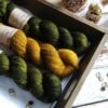 une-louve-dans-les-bois-2-merino-artisanal-teinte-main-single-jolies-fleurs-foret-noire-ruee-vers-l-or une-louve-dans-les-bois-2-merino-artisanal-teinte-main-single-jolies-fleurs-foret-noire-ruee-vers-l-or