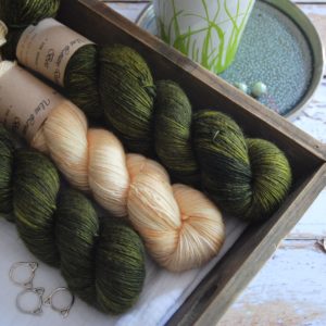 une-louve-dans-les-bois-2-merino-artisanal-teinte-main-single-jolies-fleurs-soleil-de