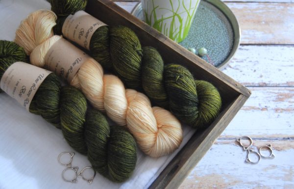 une-louve-dans-les-bois-2-merino-artisanal-teinte-main-single-jolies-fleurs-soleil-de