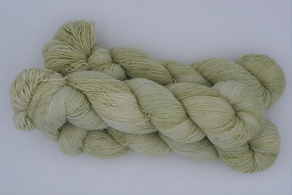 une-louve-dans-les-bois-2-merino-artisanal-teinte-main-single-minty