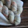 une-louve-dans-les-bois-2-merino-artisanal-teinte-main-single-nebuleuse une-louve-dans-les-bois-2-merino-artisanal-teinte-main-single-nebuleuse